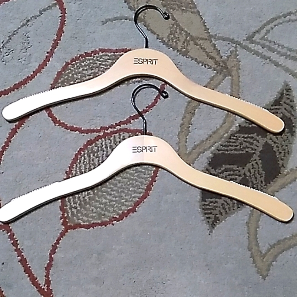 Esprit wooden hangers